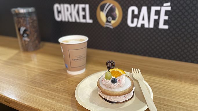 Kage og kaffe fra spisestedet Cirkel Cafe i Herning Centret